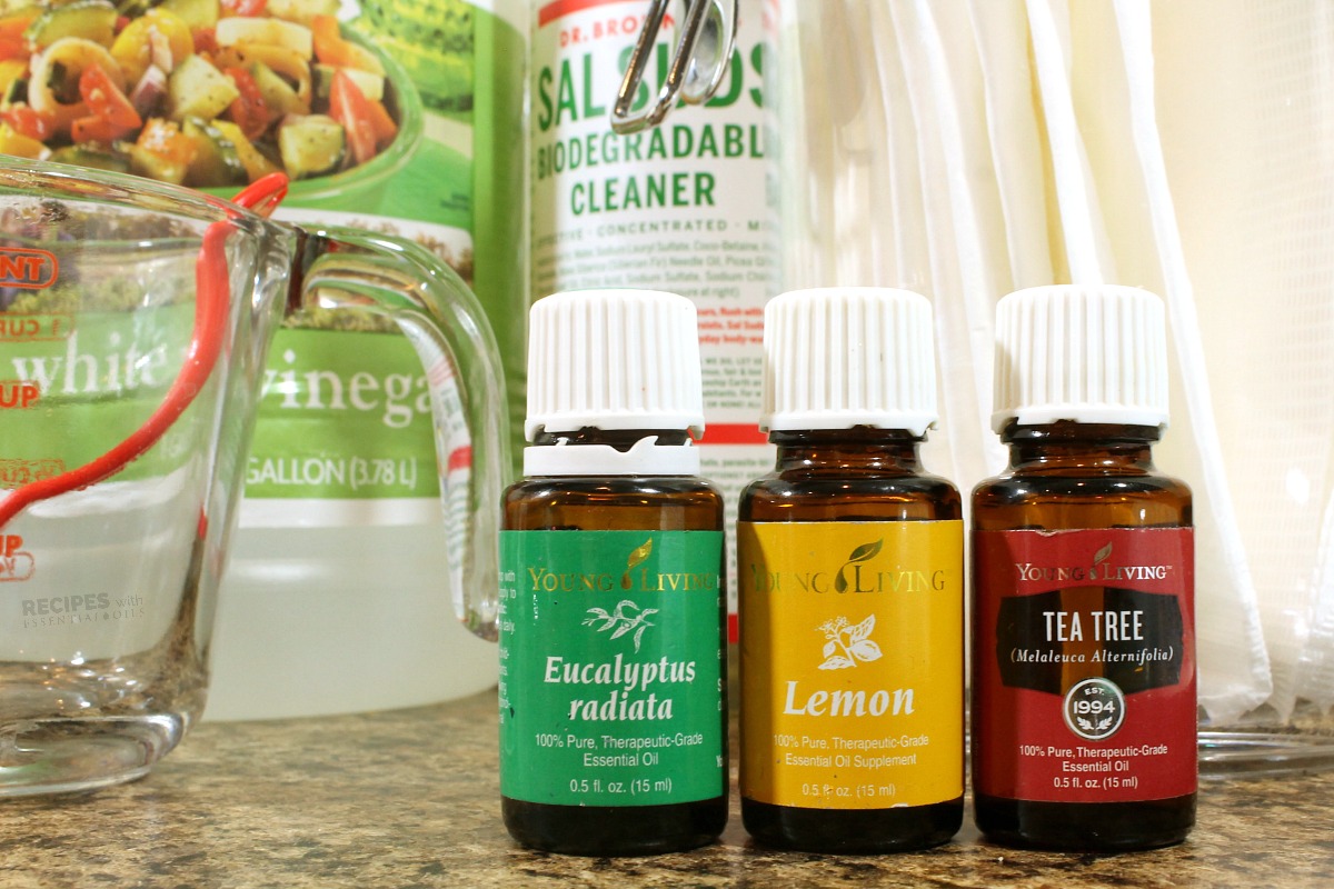Homemade DIY Kitchen Cleaning Wipes from RecipeswithEssentialOils.com