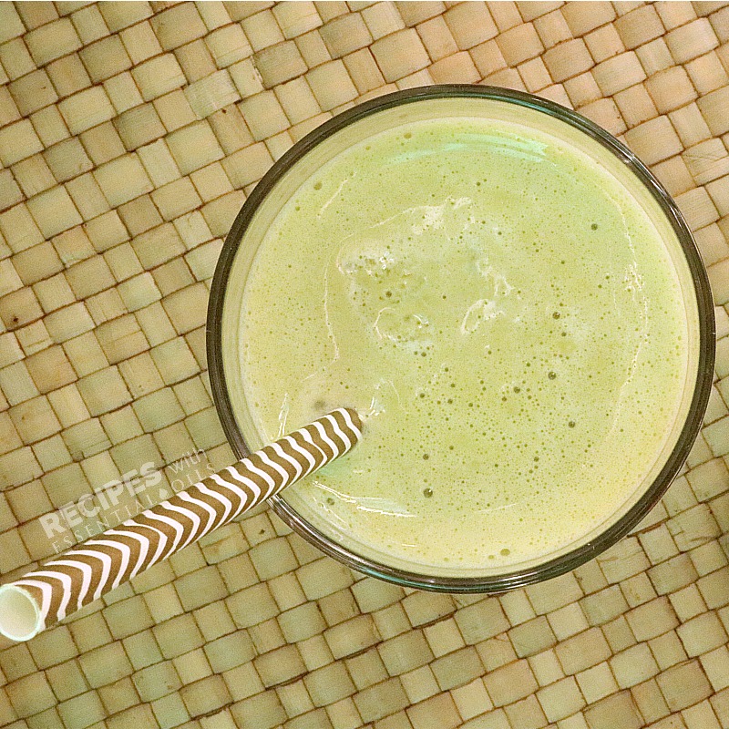A light refreshing Green Smoothie Recipe for healthy weight management from RecipeswithEssentialOils.com